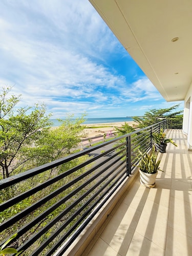 Spacious, comfortable apartment. The seaside in the city!