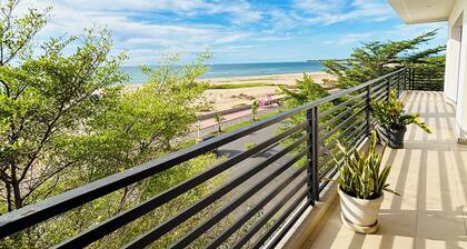 Spacious, comfortable apartment. The seaside in the city!