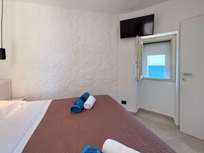 2 bedrooms, iron/ironing board, bed sheets