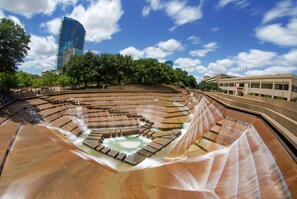 Un vaste amphithéâtre en plein air, doté de gradins et d’une scène centrale.