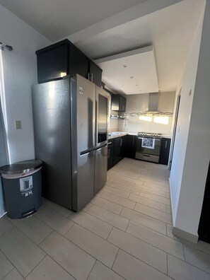 Fridge, microwave, oven, coffee/tea maker - Casa Madeira (Mexicali)