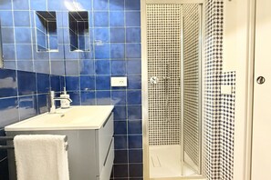 Dusche, Bidet, Handtücher