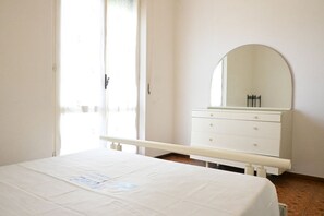 2 bedrooms, bed sheets - M435 – Marcelli, spacious three-room apartment near the sea (Marcelli)