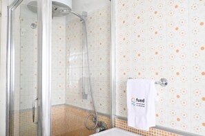 Een douche, een bidet, handdoeken