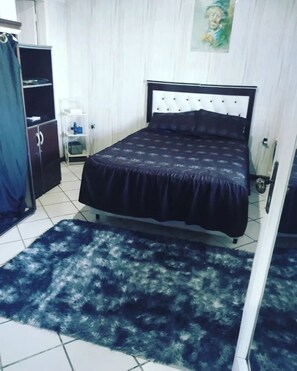 1 dormitorio, tabla de planchar con plancha, wifi gratis y ropa de cama