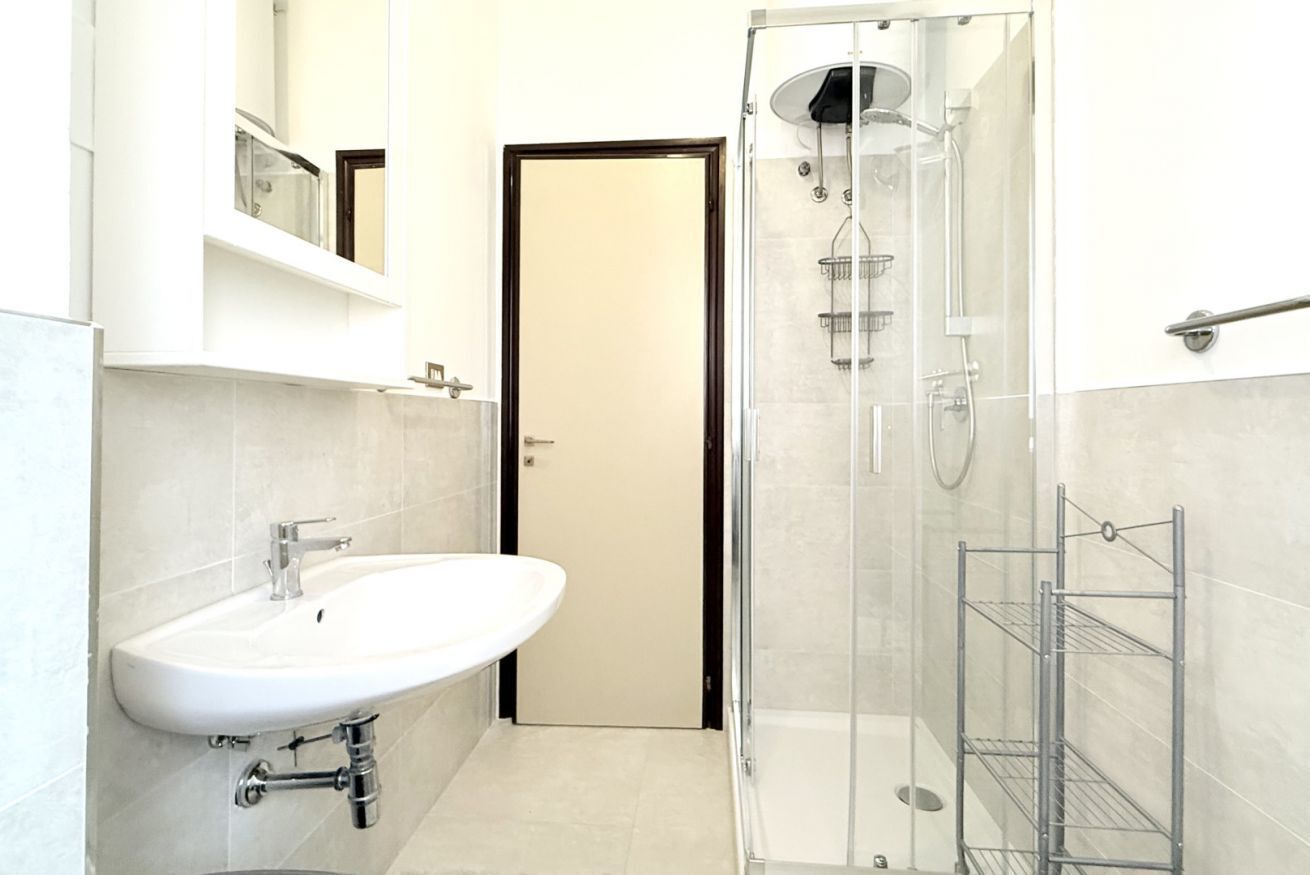 Douche, bidet, serviettes fournies