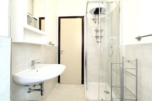 Douche, bidet, serviettes fournies