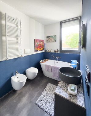 SĂšche-cheveux, serviettes fournies, savon, papier toilette