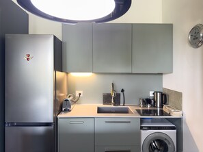 Réfrigérateur, four, plaque de cuisson, lave-vaisselle