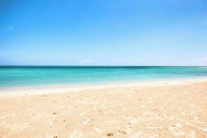 A beach with clear turquoise water and a sandy shore. - Luxury 3BR Villa I Private Pool I Wi-Fi I 30 Minutes from Montego Bay Airport! (Coral Spring)