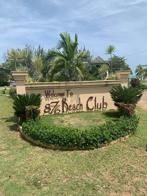 Property grounds - Luxury 3BR Villa w/ Private Pool,Fast Wifi - Near 876 Beach Club Relax in Style! (Coral Spring)