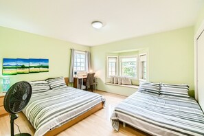 4 soverom, skrivebord, strykejern/-brett og reiseseng for barn