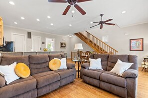 Maison, plusieurs lits, patio, vue jardin (6230 Thomas Dr) | Coin séjour