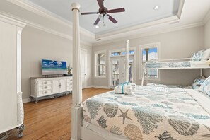 Casa, varias camas, patio, vista al jardín (6230 Thomas Dr) | 4 habitaciones, decoración personalizada y muebles diferentes 