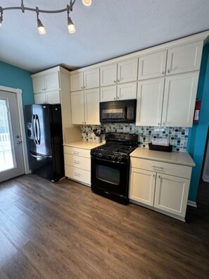 Kjøleskap, mikrobølgeovn, ovn og kokeplater