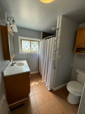 Een haardroger, handdoeken