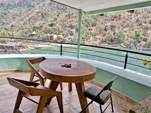 Outdoor dining - 3-bedroom apartment in lovely Boca de Tomatlán with WiFi, AC (Boca de Tomatlán)