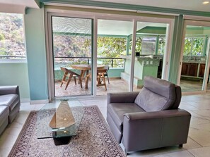 Smart TV, computer monitors - 3-bedroom apartment in lovely Boca de Tomatlán with WiFi, AC (Boca de Tomatlán)