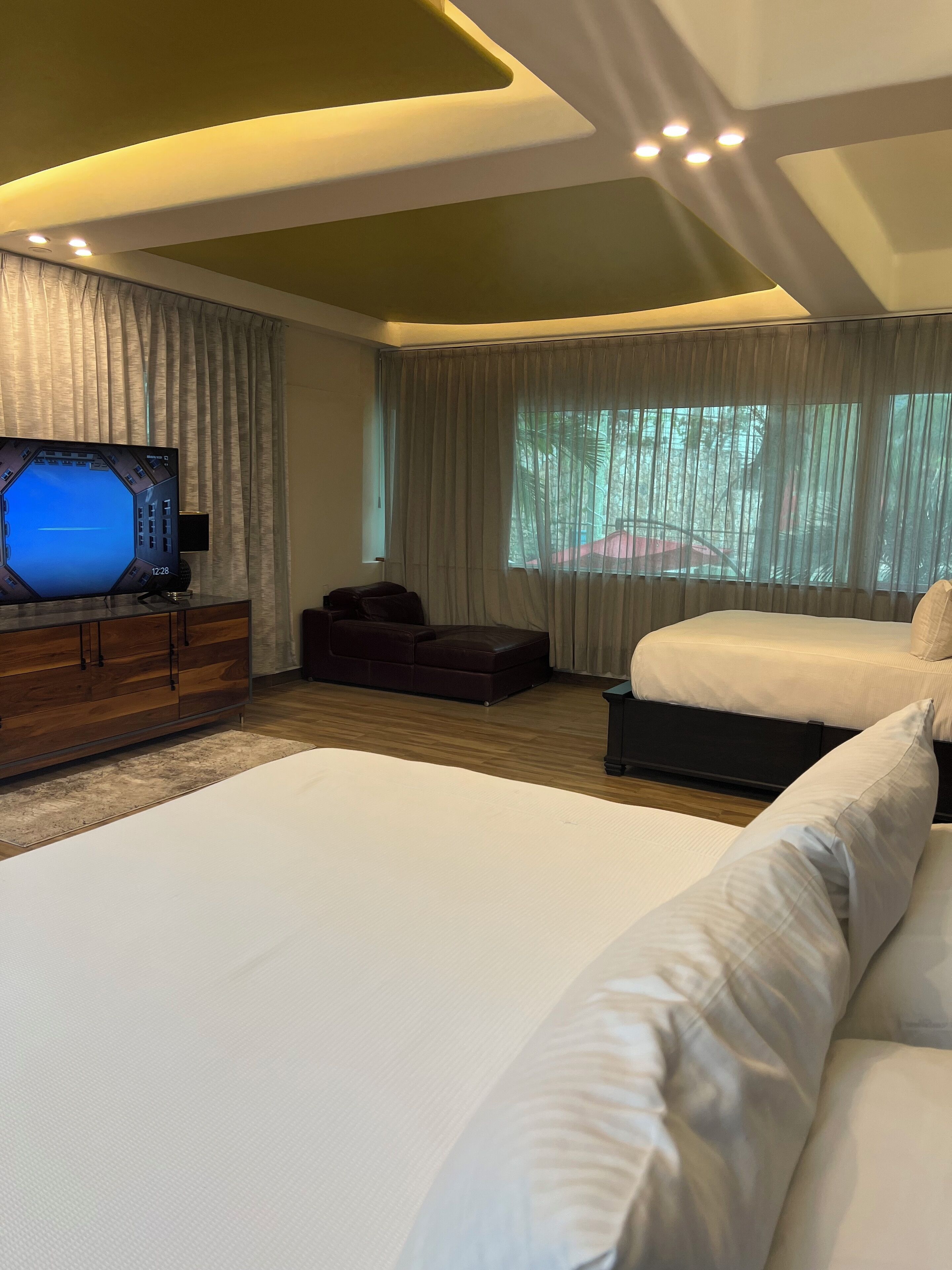 3 makuuhuonetta, työpöytä, silitysrauta/-lauta, vauvan matkasänky