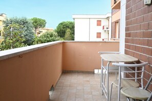 Outdoor dining - P060 – Porto Recanati, Comfortable Three-Room Apartment with Parking (Porto Recanati)