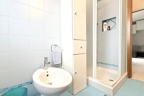 Shower, bidet, towels - P060 – Porto Recanati, Comfortable Three-Room Apartment with Parking (Porto Recanati)