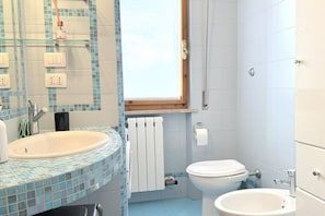 Dusche, Bidet, Handtücher