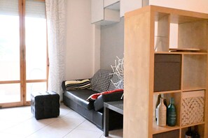 TV - P060 – Porto Recanati, Comfortable Three-Room Apartment with Parking (Porto Recanati)