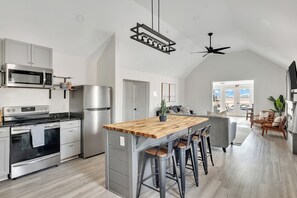 Refrigerador, microondas, horno y parrilla de estufa 