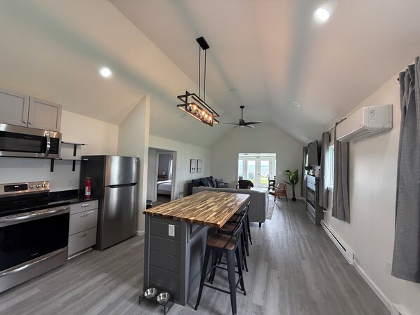 冷蔵庫、電子レンジ、オーブン、コンロ