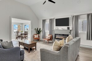 Smart TV, chimenea y libros 