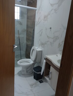 Ducha, jabón y papel higiénico