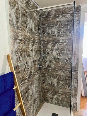 Douche, sèche-cheveux, bidet, serviettes fournies