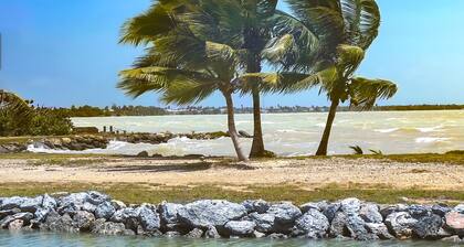 Bay Front Eco-Cottage/2 units/Corozal with WiFi, AC