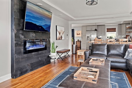 Smart TV, fireplace. 4 Seasons of Fun, Ellicottville house that sleeps 16!