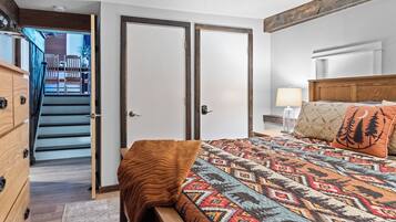 4 bedrooms, desk, iron/ironing board, travel crib