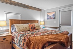 4 soverom, skrivebord, strykejern/-brett og reiseseng for barn