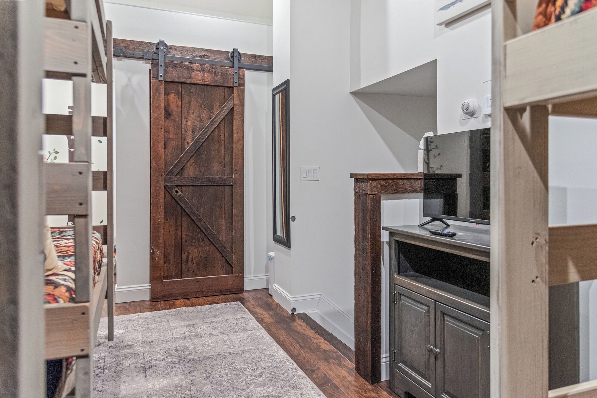 4 soverom, skrivebord, strykejern/-brett og reiseseng for barn