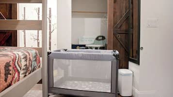 4 sovrum, skrivbord, strykjärn/strykbräda och resesäng