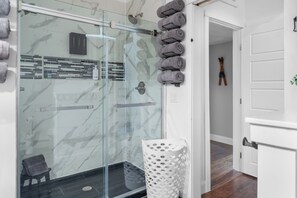 Een douche, een haardroger, handdoeken, zeep