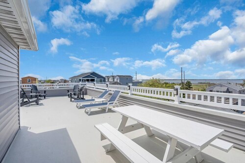 Hot Tub, Game Room, Rooftop Deck with Bay Views