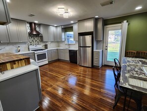 Mikrowelle, Ofen, Herdplatte, Geschirrspüler