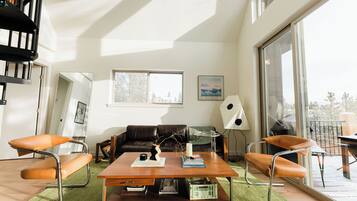 Smart TV, books, stereo