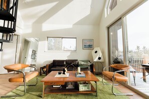 Smart-TV, Bücher, Stereoanlage