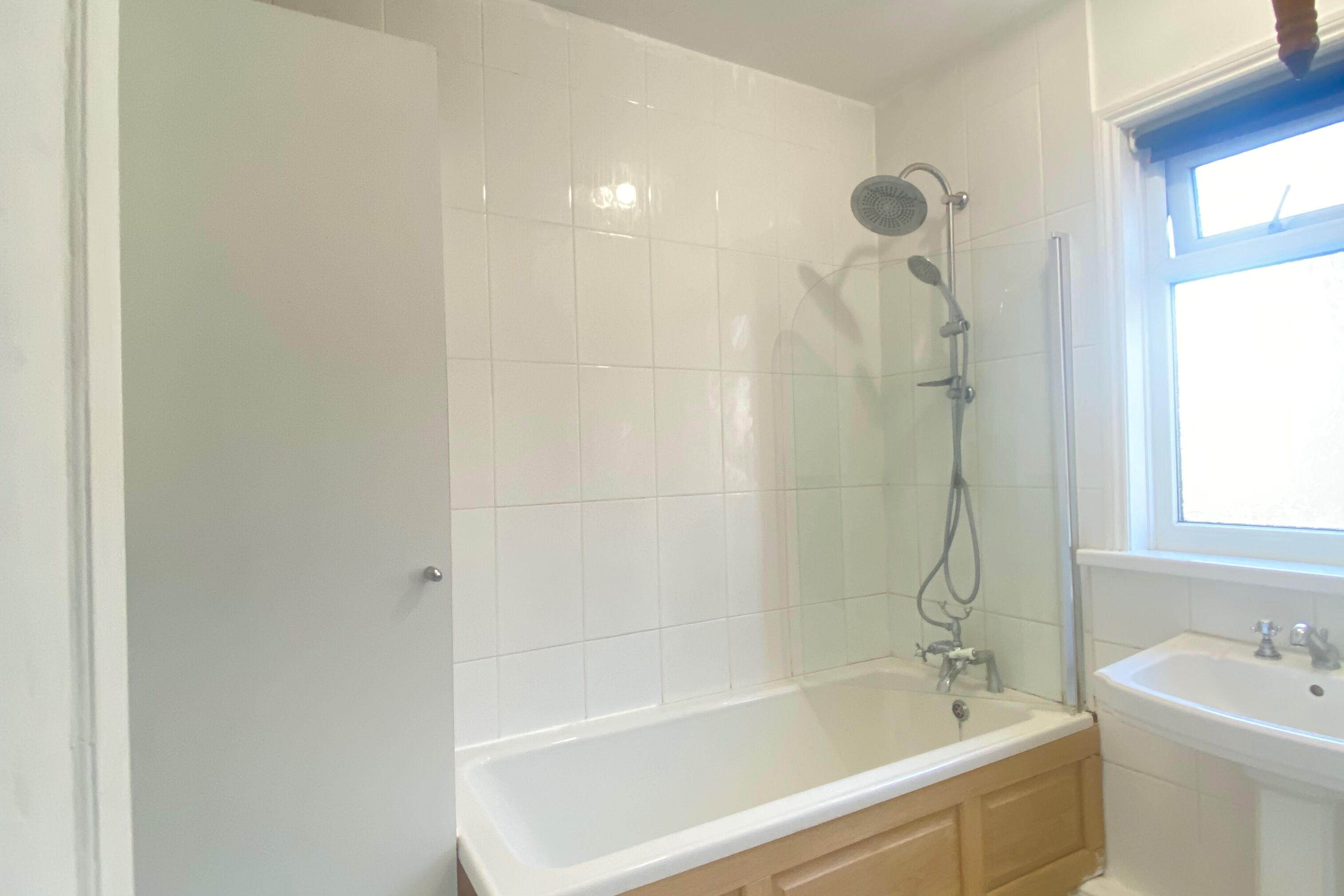 Rumah | Kamar mandi | Bathtub besar dan handuk