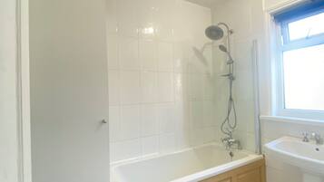 Rumah | Kamar mandi | Bathtub besar dan handuk