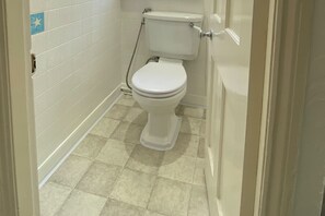 House | Bathroom | Deep soaking tub, towels