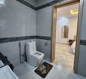 Douche, bidet, serviettes fournies, savon