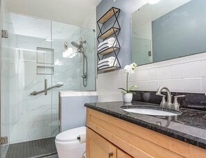 Een douche, een haardroger, handdoeken, zeep