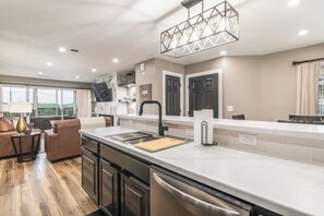 Fridge, microwave, oven, stovetop - Ozark Mountain Getaway -Lake Access - Beautiful Views - Close to SDC! (Kimberling City)