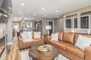 Smart TV, fireplace - Ozark Mountain Getaway -Lake Access - Beautiful Views - Close to SDC! (Kimberling City)